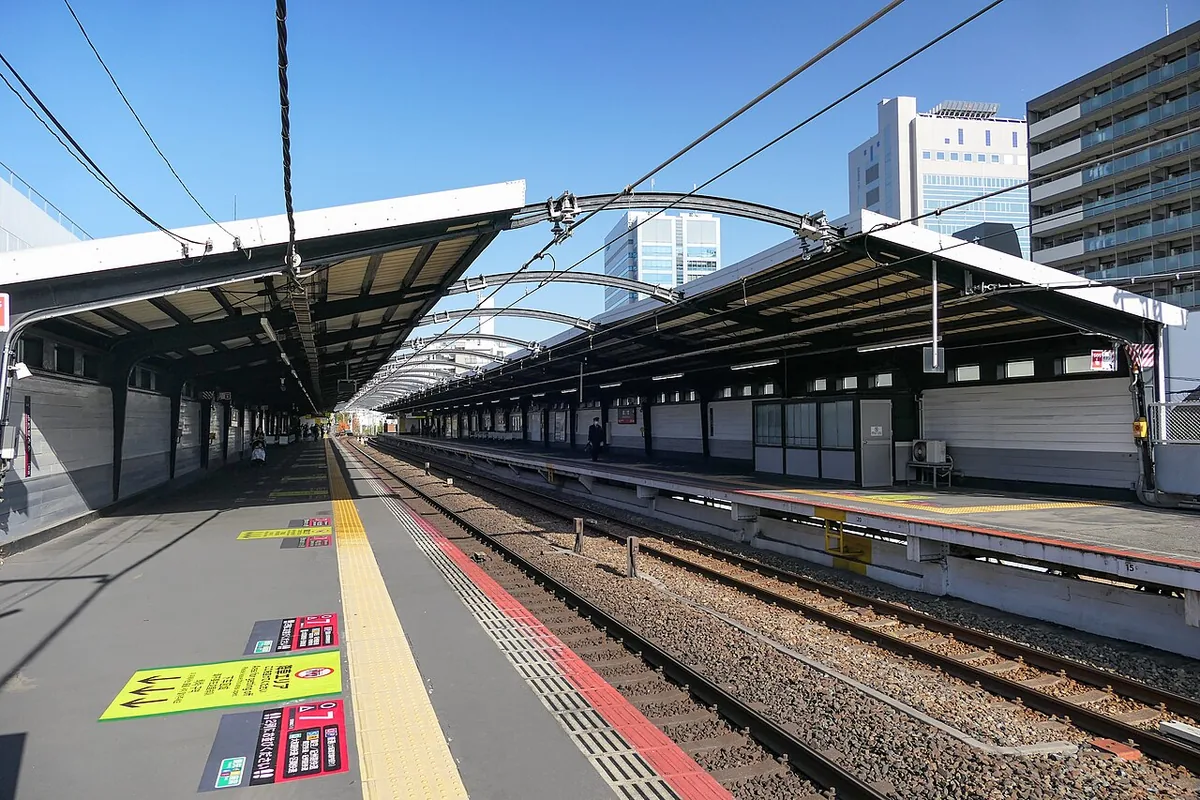 大阪の森ノ宮駅のホームと線路
